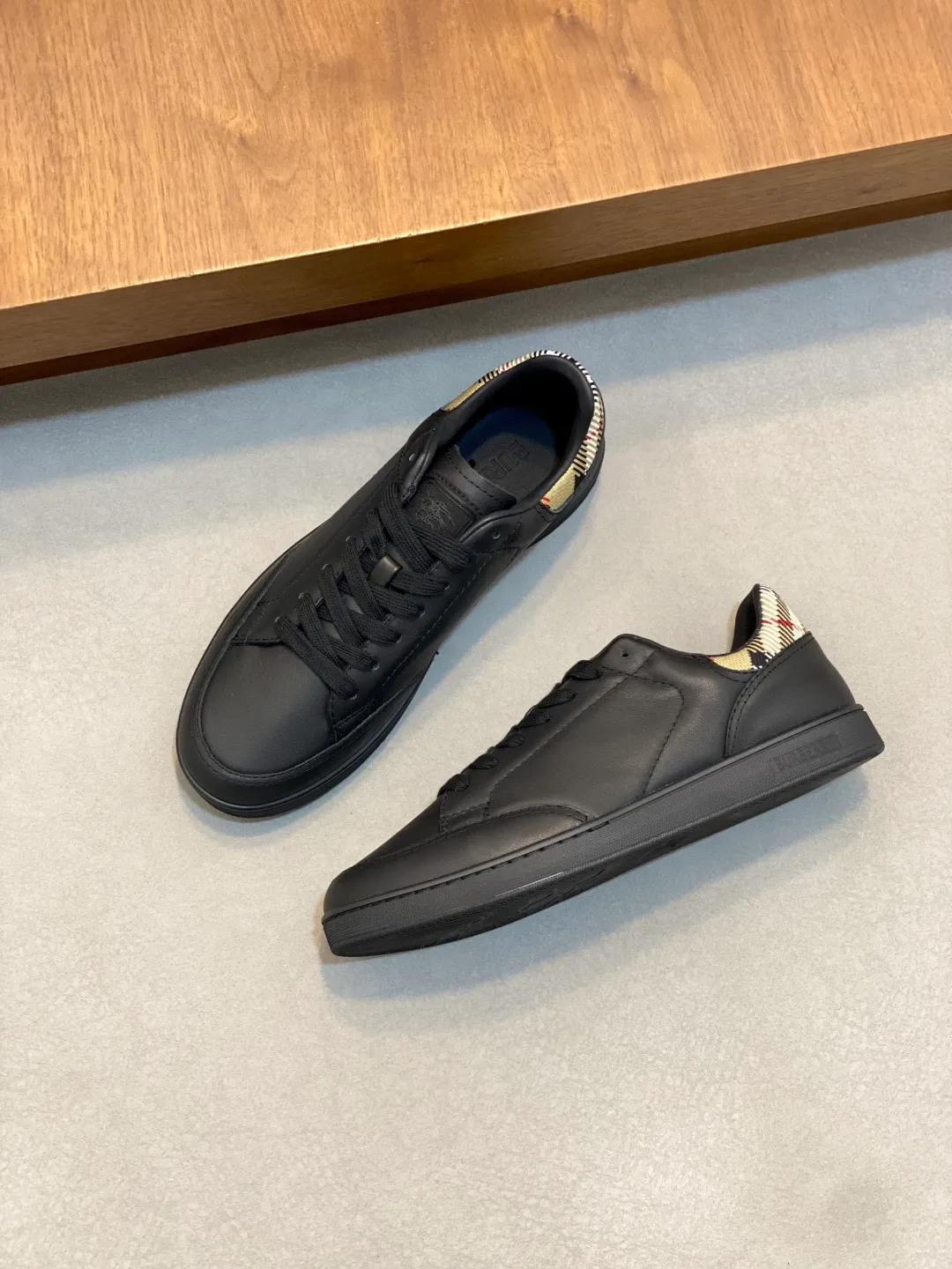 Men's Men's Shoes💰400【New Style】🐑🐑𝐁𝐔𝐑𝐁𝐄𝐑𝐑𝐘# Burberry's new war horse plaid casual sneakers, new terrace casual sneakers·Burberry's classic elements, super comfortable shoes··Knight blue anti-slip soles Finally I saw the latest diagonal plaid sneakers, the color is really nice and can be worn with any kind of sneakers. The sneakers are made of cotton blended fabric. Crafted in an Italian workshop, it features a worsted Burberry check pattern. Featuring a mesh lining and checkered laces, the rubber sole features the archive Burberry monogram. From Burberry's iconic collection, these wardrobe staples are interpreted with the brand's signature style. The round toe and tongue are embellished with the Equestrian Knight logo (EKD) label, leather insole, and the sole is embellished with the Burberry letter logo size: 38-44 (customized for 45 and 46)